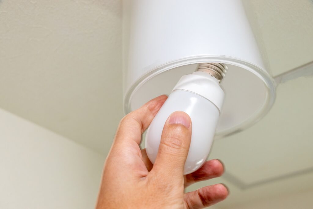 蛍光灯の交換で気をつけることは？つかないときの対応やLEDへの交換方法も