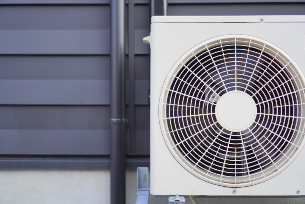 エアコンの室外機が動かないときの原因と直し方｜修理が必要なケースも解説
